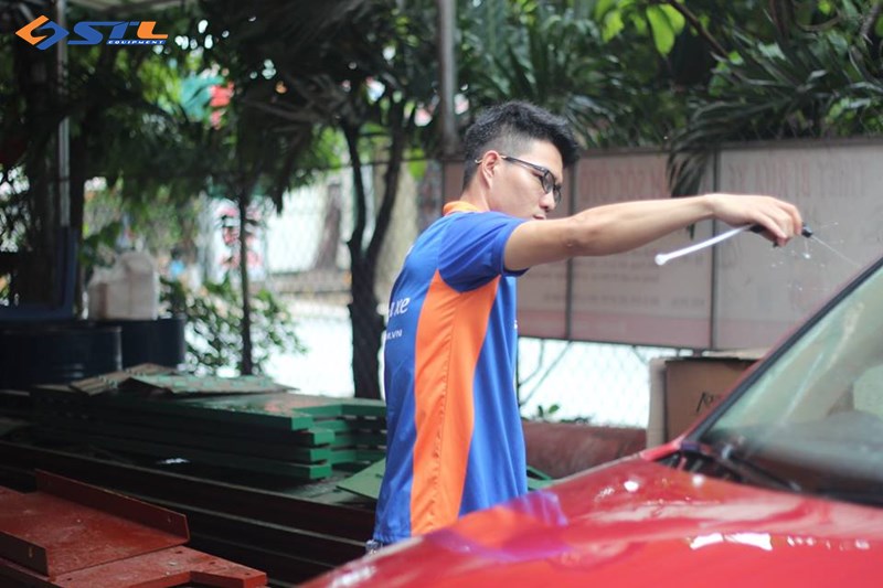 giua bot rua xe va nuoc rua xe khong cham nen dung loai nao