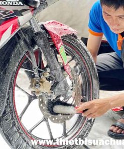 co-ve-sinh-mam-banh-o-to-xe-may-xoay-360-do-7011017-maxshine-4