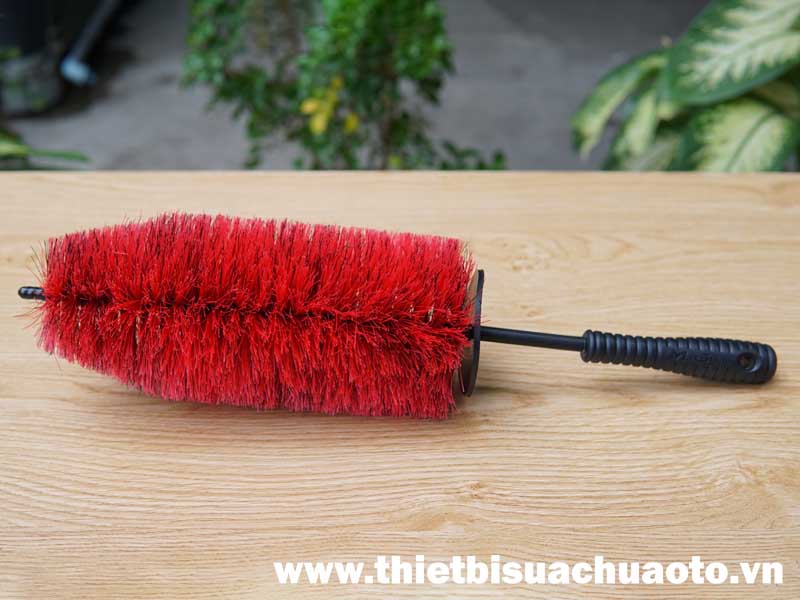 co-ve-sinh-mam-vanh-banh-xe-o-to-7011012-maxshine