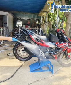 ban-nang-rua-xe-may-khong-can-lap-dat-4