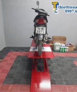 Bàn nâng xe máy thủy lực dùng điện
